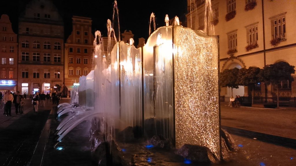 nächtlich beleuchteter Brunnen in Breslau